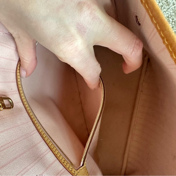 Louis Vuitton Neverfull Rose Ballerine MM White
Damier Azur Canvas - Picture 9 of 13